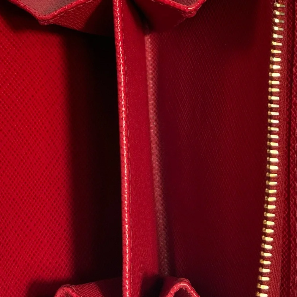 PRADA Saffiano Bifold Wallet  EUC no callouts‎